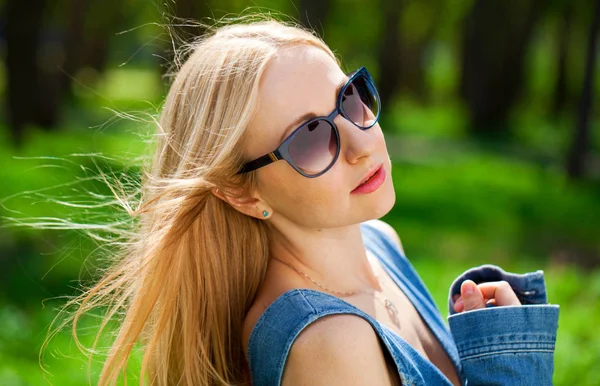 Hermosa mujer rubia con gafas de sol — Stockfoto
