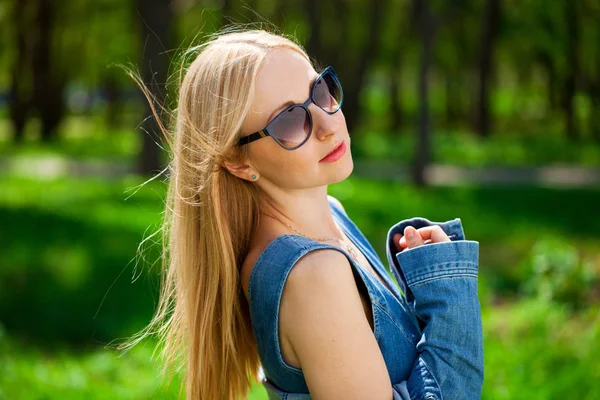 Mulher loira bonita em óculos de sol — Fotografia de Stock