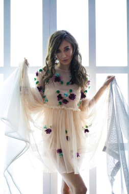 Elbise giymiş güzel bir kızın portresi. 