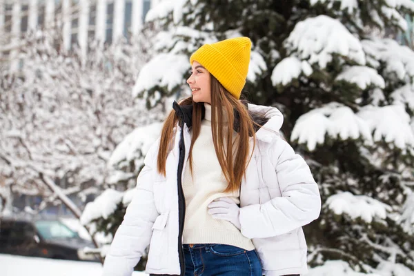 Porträtt av en ung lycklig kvinna på en bakgrund av en vinterpark — Stockfoto