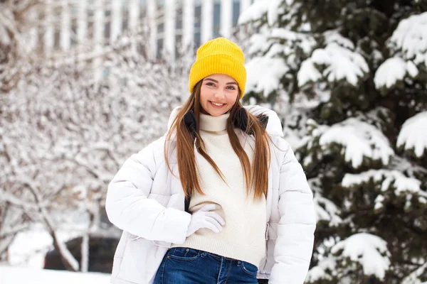 Porträtt av en ung lycklig kvinna på en bakgrund av en vinterpark — Stockfoto