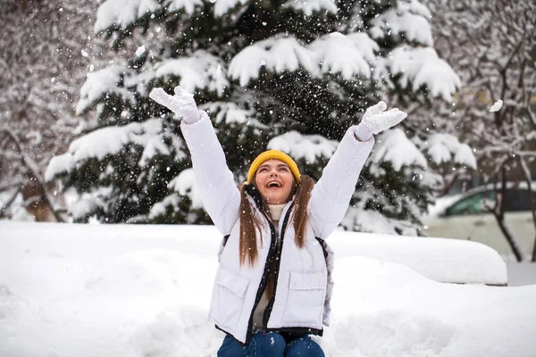 Snöfall. Ung vacker kvinna i en vinterpark — Stockfoto
