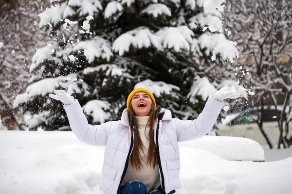 Снегопад. Молодая красивая женщина в зимнем парке — стоковое фото