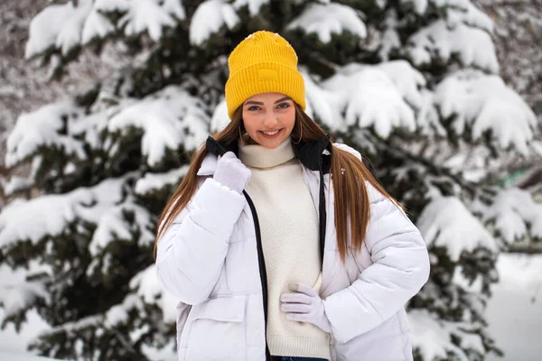 Портрет молодой счастливой женщины на фоне зимнего парка — стоковое фото