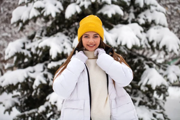 Portret młodej szczęśliwej kobiety na tle zimowego parku — Zdjęcie stockowe