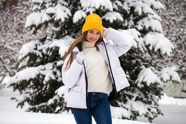 Retrato de una joven feliz sobre un fondo de un parque de invierno —  Fotos de Stock
