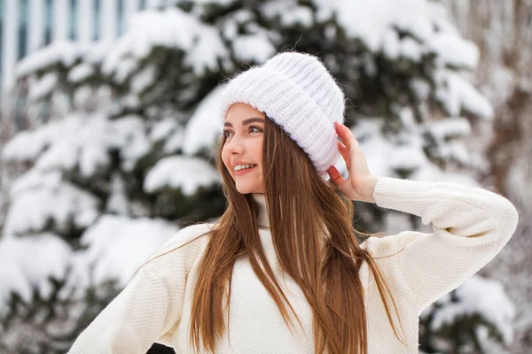 Fiatal gyönyörű nő egy gyapjú pulóver pózol a háttérben — Stock Fotó