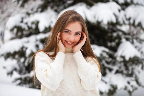 Jong mooi vrouw in een wollen trui poseren op een achtergrond — Stockfoto