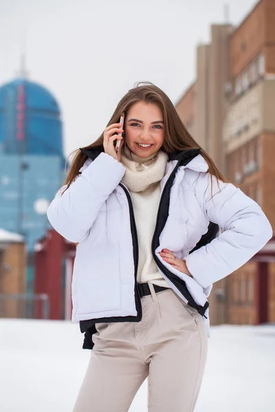 Jong mooi vrouw in een wollen trui poseren op een achtergrond — Stockfoto
