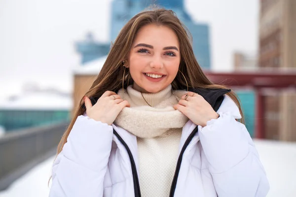 Jong mooi vrouw in een wollen trui poseren op een achtergrond — Stockfoto