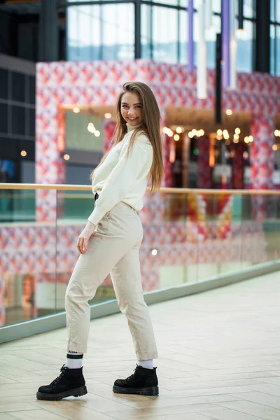 Retrato de uma jovem mulher bonita em camisola bege e calças p — Fotografia de Stock