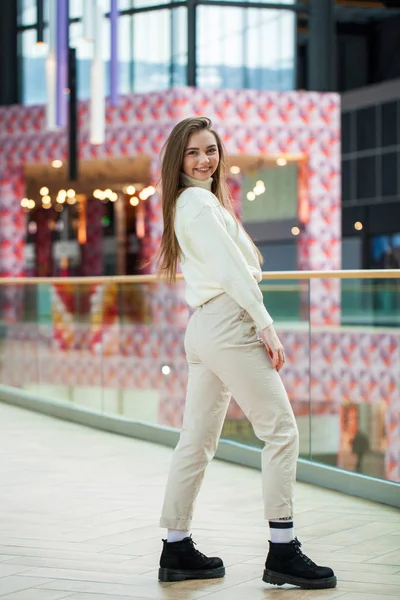 Πορτρέτο μιας νεαρής όμορφης γυναίκας σε μπεζ πουλόβερ και παντελόνι p — Φωτογραφία Αρχείου