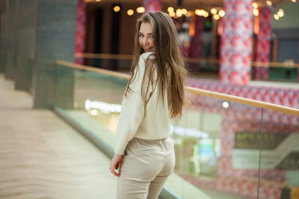 Ritratto di una giovane bella donna in maglione beige e pantaloni p — Foto Stock