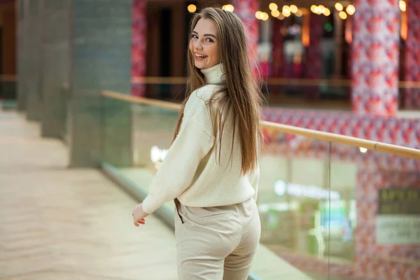 Retrato de una joven hermosa mujer en jersey beige y pantalones p — Foto de Stock