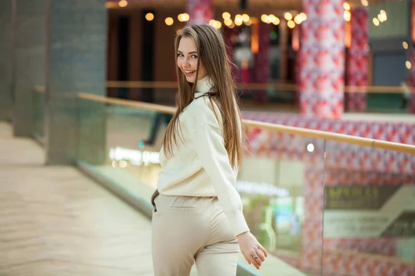 Retrato de uma jovem mulher bonita em camisola bege e calças p — Fotografia de Stock