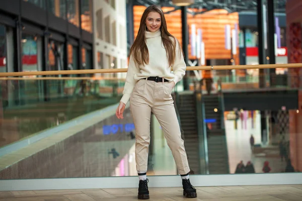 Portrait of a young beautiful woman in beige sweater and pants p — Stok Foto