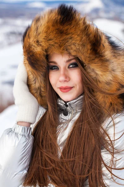 Close up ritratto di una giovane bella donna bruna — Foto Stock