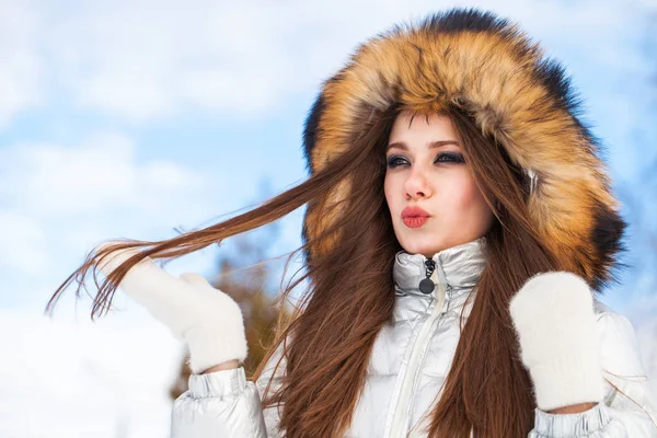 Close up portret van een jong mooi brunette vrouw — Stockfoto