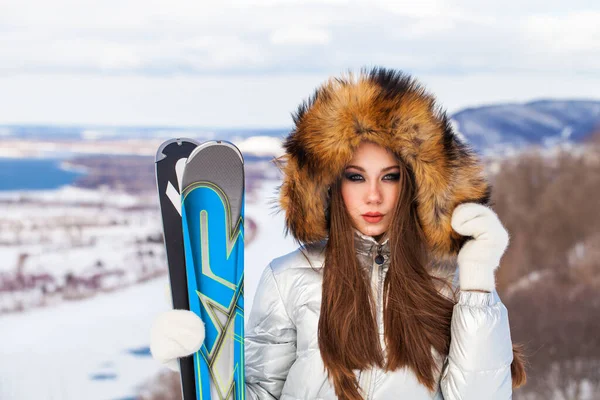 Närbild porträtt av en ung vacker brunett kvinna — Stockfoto