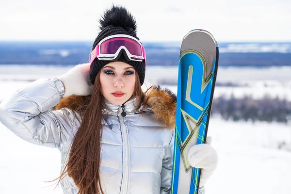 Porträtt av en ung vacker kvinna i vinterparken — Stockfoto