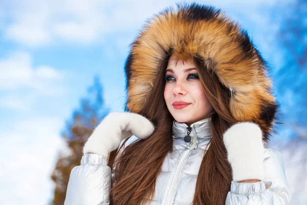 Närbild porträtt av en ung vacker brunett kvinna — Stockfoto