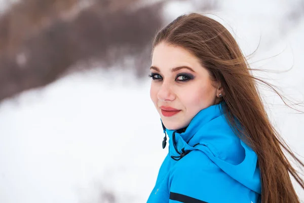 Porträtt av en ung vacker kvinna i vinterparken — Stockfoto