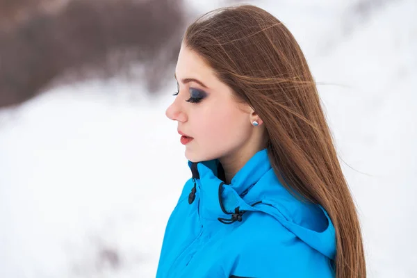 Πορτρέτο μιας νεαρής όμορφης γυναίκας στο χειμερινό πάρκο — Φωτογραφία Αρχείου