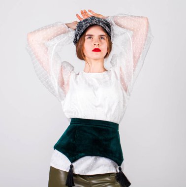 Beyaz bluzlu esmer bir kadının portresi. 