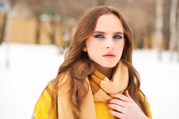 Inventa bellezza. Ritratto di una giovane bella donna in inverno pa — Foto Stock