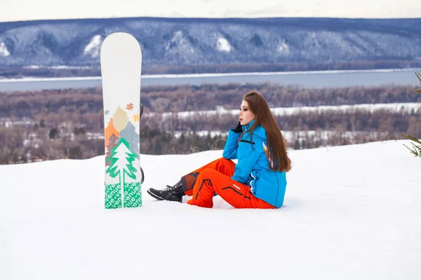 Snowboard 'lu güzel esmer bir kadının portresi. — Stok fotoğraf