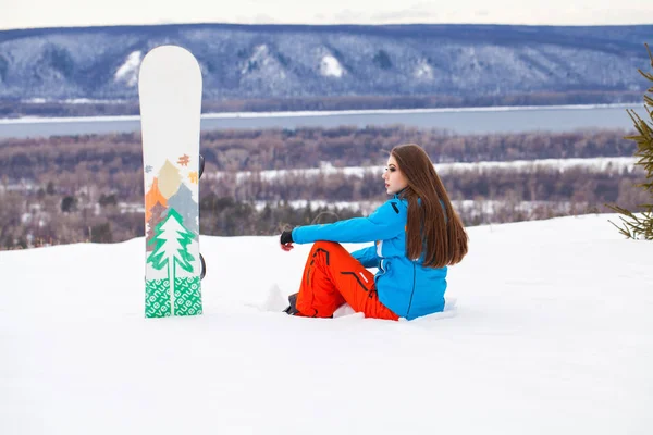 Portret młodej pięknej brunetki z snowboardem — Zdjęcie stockowe