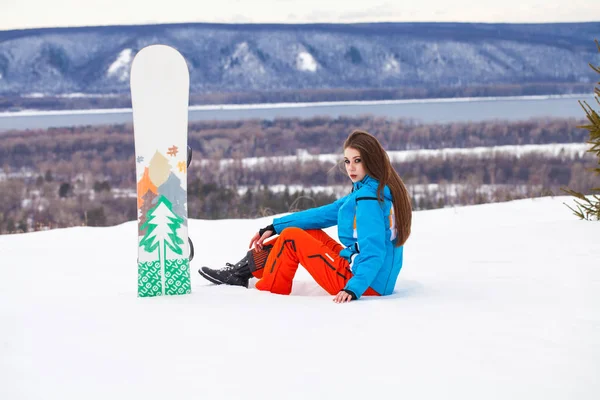 Portret młodej pięknej brunetki z snowboardem — Zdjęcie stockowe