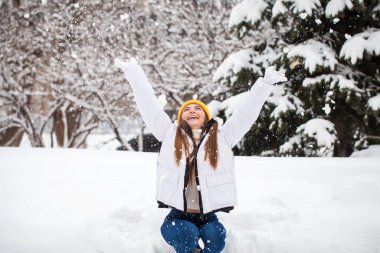 Genç, neşeli, beyaz bir kadının portresi.