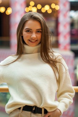 Beyaz kazaklı güzel bir kadının portresi.