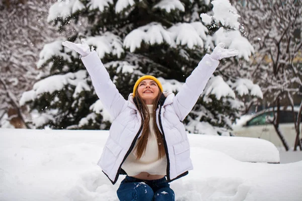 Retrato de comprimento total de uma jovem mulher alegre em um branco para baixo j — Fotografia de Stock