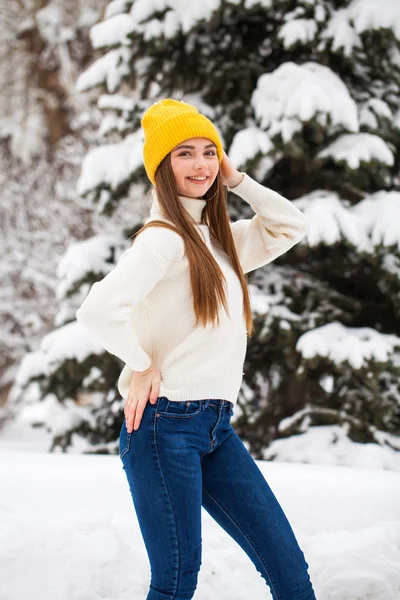 Mladá krásná žena v vlněném svetru pózuje na pozadí — Stock fotografie