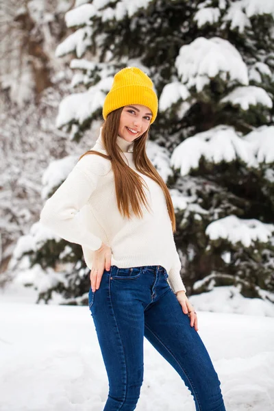 Mladá krásná žena v vlněném svetru pózuje na pozadí — Stock fotografie