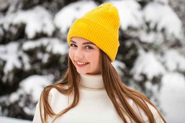 Jong mooi vrouw in een wollen trui poseren op een achtergrond — Stockfoto