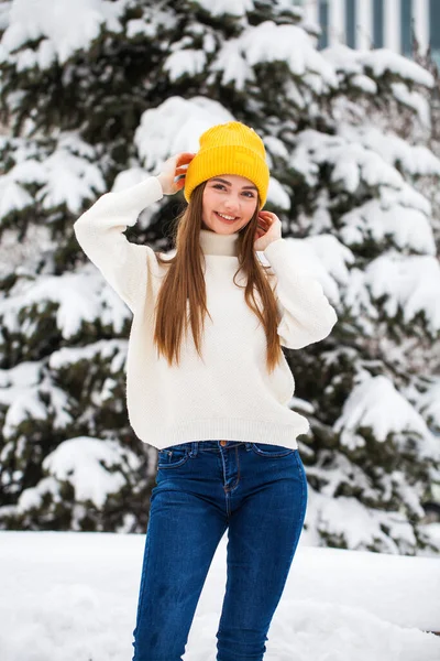 Jong mooi vrouw in een wollen trui poseren op een achtergrond — Stockfoto