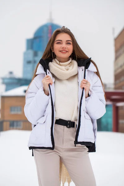 Young beautiful woman in a woolen sweater posing on a background — 스톡 사진