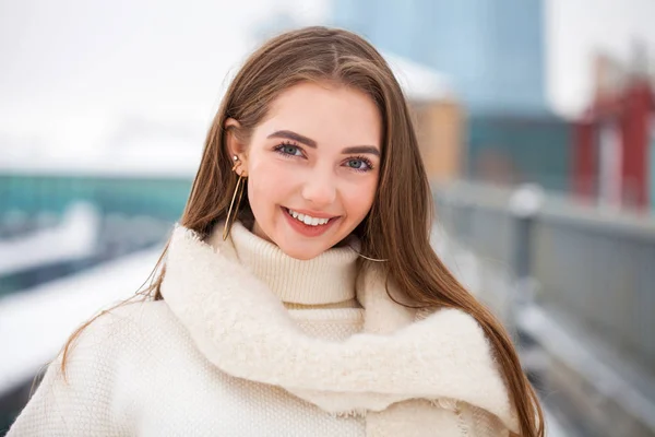 Joven hermosa mujer en un suéter de lana posando sobre un fondo — Foto de Stock