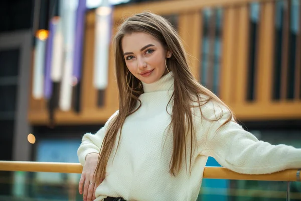 Портрет молодої красивої жінки в білому светрі — стокове фото