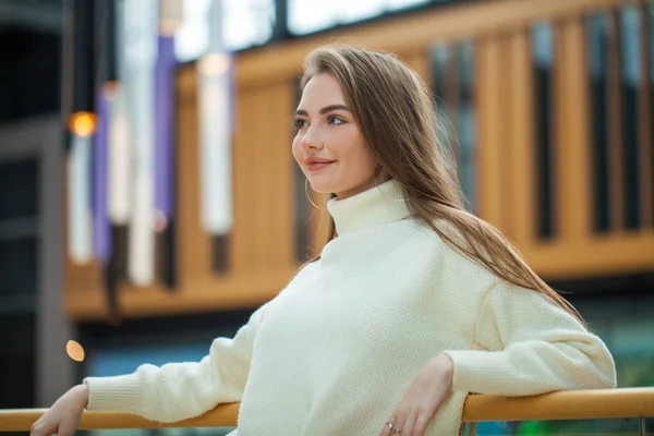 Retrato de una joven hermosa mujer en jersey blanco — Foto de Stock