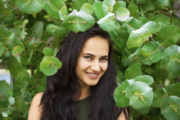 Портрет молодой красивой женщины в зеленой листве — стоковое фото