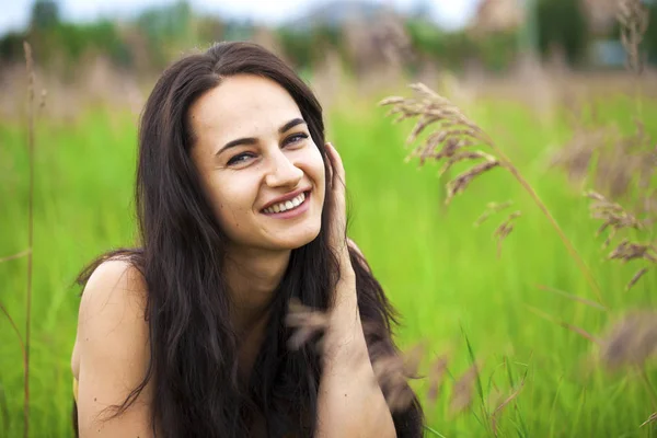 Portret van mooie jonge gelukkig vrouw — Stockfoto