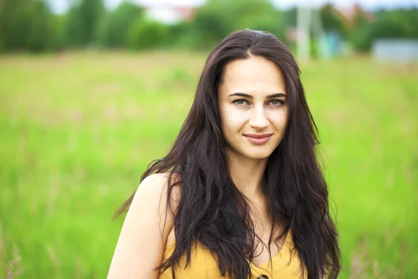 Retrato de hermosa joven feliz mujer — Foto de Stock