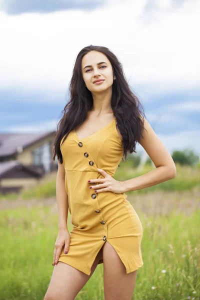 Retrato de hermosa joven feliz mujer — Foto de Stock