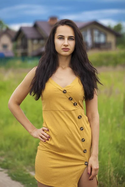 Retrato de hermosa joven feliz mujer — Foto de Stock