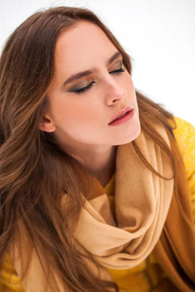 Maquillaje de belleza. Retrato de una joven hermosa mujer en invierno pa — Foto de Stock