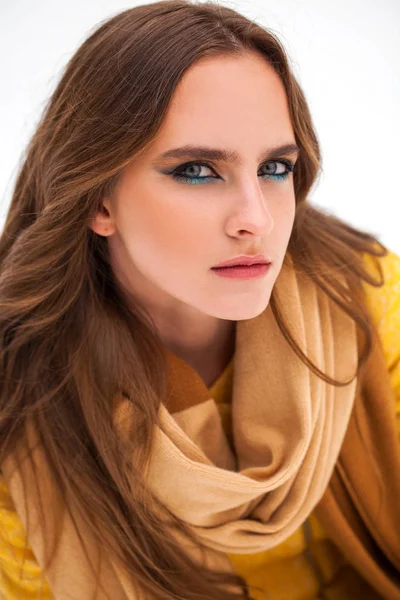 Maquillaje de belleza. Retrato de una joven hermosa mujer en invierno pa — Foto de Stock